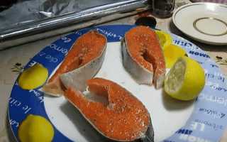 Вкусные и сочные стейки форели на сковороде